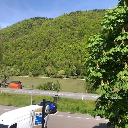 Holmes Cafe & فندق مبيت وإفطار إنغليهارتزيل