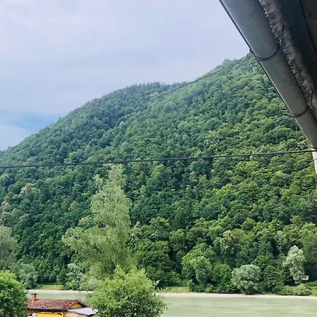 Holmes Cafe & Bed & Breakfast