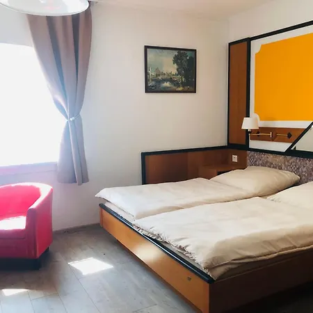 Holmes Cafe & 恩格尔哈茨采尔