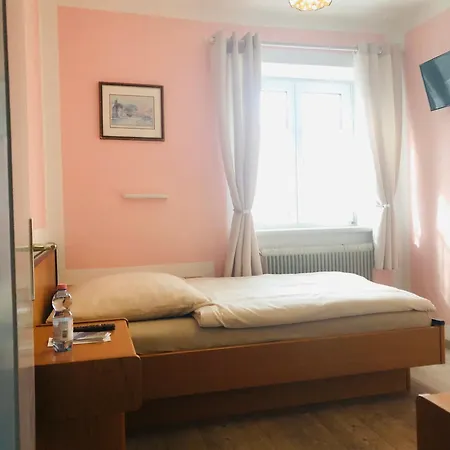 Holmes Cafe & Bed & Breakfast *