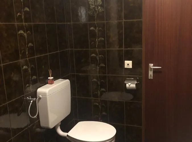 Holmes Cafe & إنغليهارتزيل