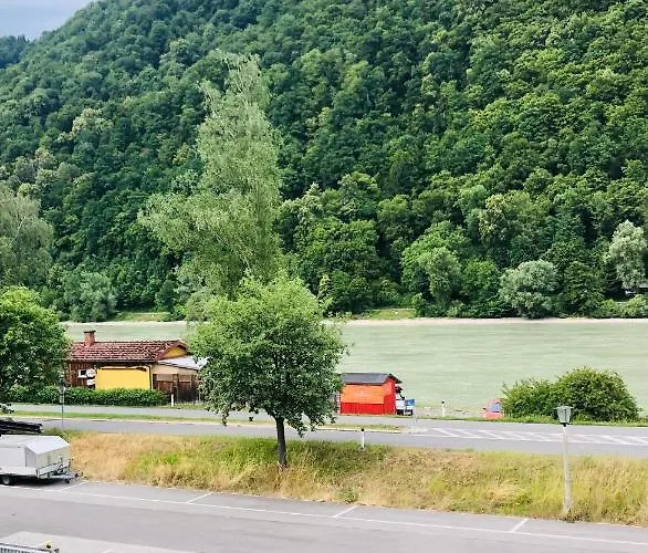 Holmes Cafe & فندق مبيت وإفطار إنغليهارتزيل