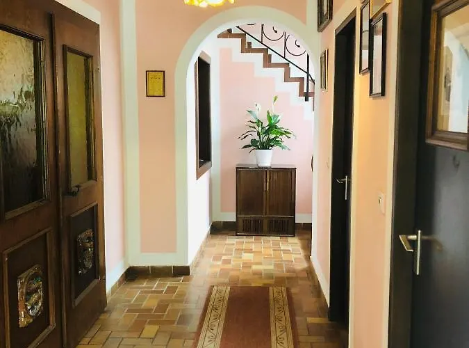 Holmes Cafe & * إنغليهارتزيل