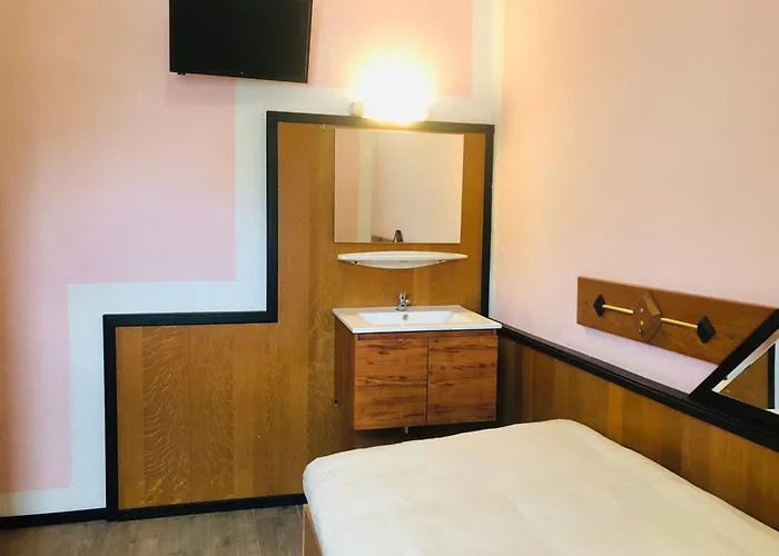 Holmes Cafe & * إنغليهارتزيل