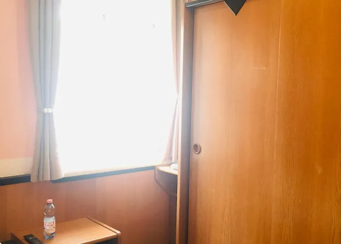 Holmes Cafe & * إنغليهارتزيل