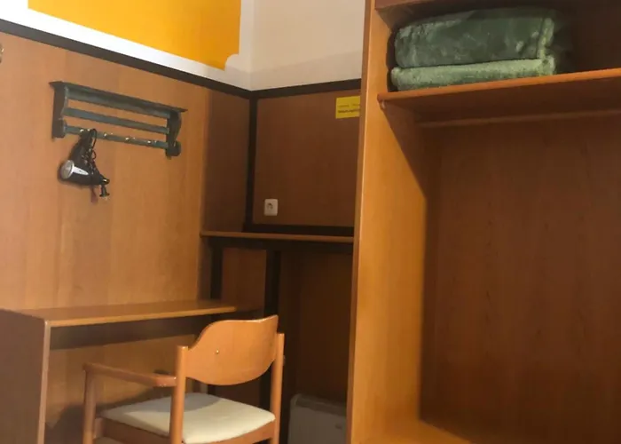 فندق مبيت وإفطار Holmes Cafe & *