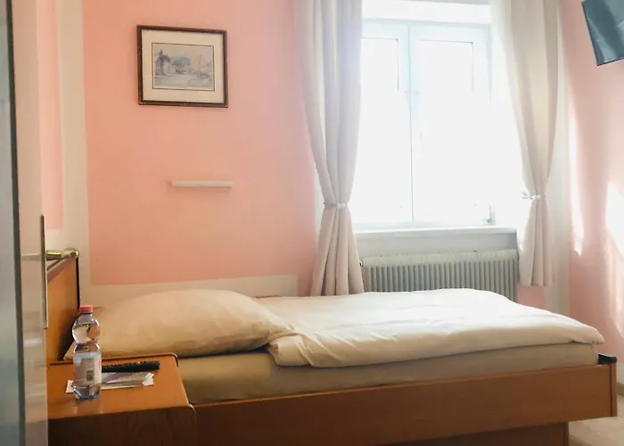 Holmes Cafe & فندق مبيت وإفطار *