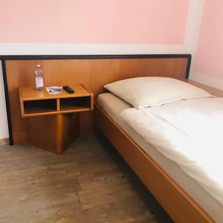 Holmes Cafe & Bed & Breakfast *