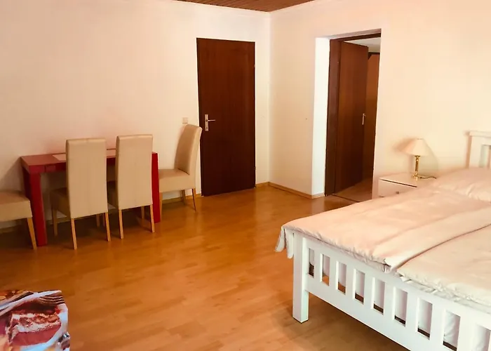 Bed & Breakfast Holmes Cafe & *