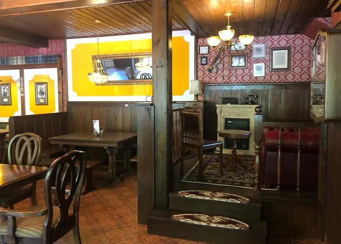 Holmes Cafe & Bed & Breakfast