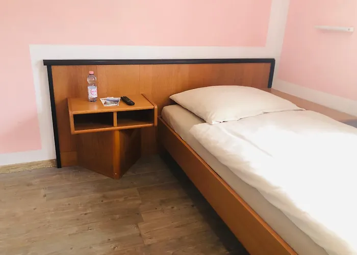 Holmes Cafe & Bed & Breakfast *